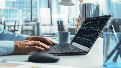 Aufkleber - Close-Up On Hands Of Professional Broker Using Laptop Computer With Stock Options Graphs And Charts On Screen. Man Analyzing Stock Market Data And Enjoying Coffee In Hedge Fund Office.