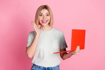 Poster - Photo of impressed speechles woman with bob hairdo dressed gray t-shirt hold laptop astonished staring isolated on pink color background