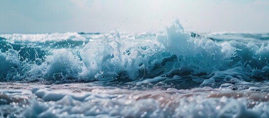 Aufkleber - The ocean waves crashing along the shore, complete with a stunning horizon and a copy space image.