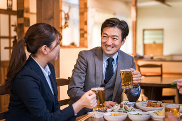 Poster - 居酒屋で楽しい忘年会・新年会・飲み会・宴会をする仕事仲間・同僚・上司部下の男女
