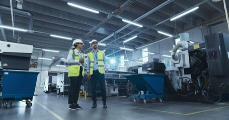 Leinwandbilder - Manufacturing Process Manager and Equipment Supervisor Having a Meeting on Factory Floor, Discussing Production Technology, Strategic Business Partnerships, Metal Component Delivery Techniques