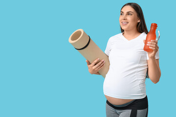 Poster - Sporty pregnant woman with bottle of water and yoga mat on color background