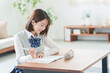 © polkadot - 家で受験勉強する女子高校生