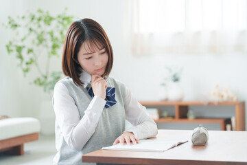 Wall Mural - 家で受験勉強する女子高校生