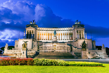 Wall Mural - Altar of the Fatherland - Venice Square in Rome at night, Italy