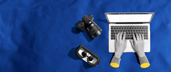 Poster - Laptop computer with a SLR camera and VR from above