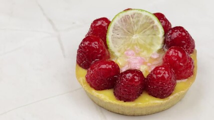 Canvas Print - tartelette à la crème de citron et aux framboises