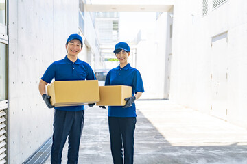 Poster - 荷物を持つ作業員