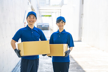 Poster - 荷物を持つ作業員