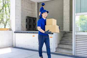 Poster - 倉庫で荷物を運ぶ作業員
