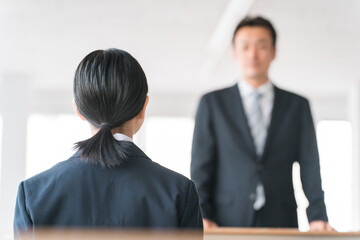 Poster - 教室で授業を受ける制服を着た高校生・中学生の後ろ姿と先生（補習）
