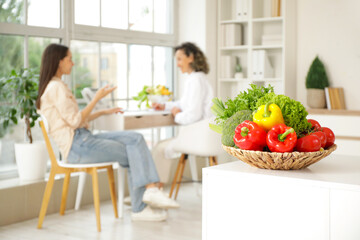 Canvas Print - Plate with healthy vegetables on table in nutritionist's office, closeup