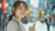 © Haru Works - スマホで連絡するビジネスウーマン