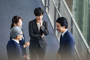 Poster - グループの中で一人で悩む女性ビジネスパーソン