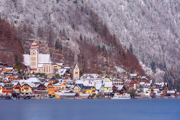 Wall Mural - View of old Austrian village of Hallstatt on shore of lake in the early winter morning, Austria