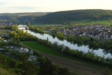 Wall Mural - Abend über dem Naturschutzgebiet Grainberg-Kalbenstein am Main bei Karlstadt, Landkreis Main-Spessart, Unterfranken, Bayern, Deutschland.