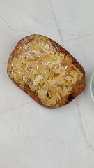 Wall Mural - tasse de café, pain au chocolat et aux amandes, en gros plan	