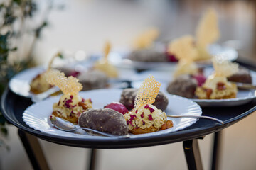 Wall Mural - the cake on a plate placed on a table