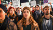 © BONI - Chica joven en una manifestación, rodeada de una multitud diversa, expresando unidad y apoyo en una protesta pacífica por derechos humanos y justicia social