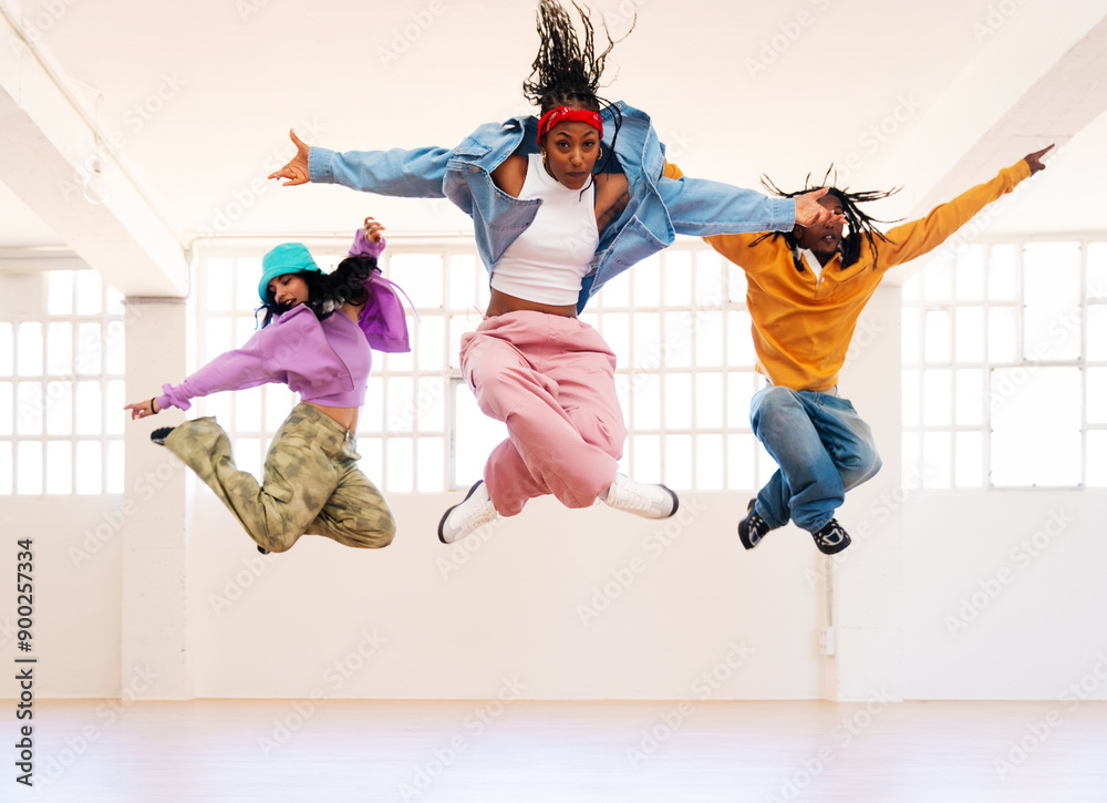 YYoung group of multiethnic hip-hop dancers wearing colorful urban ...