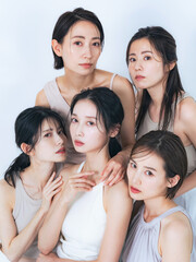 Poster - ナチュラルカラーの衣装を着たミドル女性グループの美容イメージ　スキンケア　コスメ