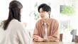 © mapo - リビングで深刻な話をするカップル