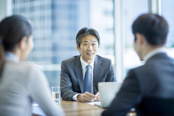 Poster - 営業会議を行う日本人実業家
