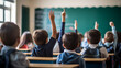 © FlyStun - Enfants, élèves de primaire qui lèvent la main dans une salle de classe. Camarade de classe, écoliers en plein cours. Interroger, professeur, leçons. Rentrée scolaire, septembre.