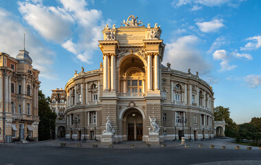 Canvas Print - Odessa National Academic Theater of Opera and Ballet in Ukraine. Evening panoramic view.