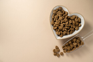 Wall Mural - Pet food. Dry cat food in heart shaped bowl. Nutrition for pets