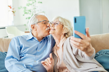 Wall Mural - senior woman man couple elderly love elderly selfie camera mobile phone smartphone photo picture por