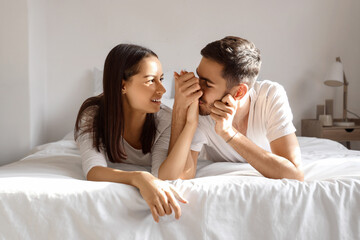 Poster - Happy young couple in bedroom