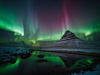 Wall Mural - Northern lights shining over Kirkjufell mountain peak