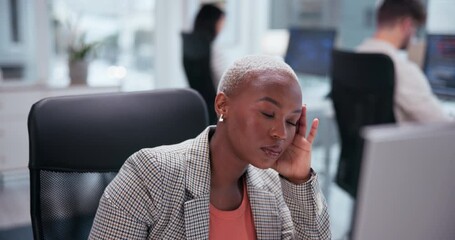 Fototapete - Tired, business and black woman in office for reading, copywriting or project deadline. Bored, professional and female employee with computer for editing report, fatigue or burnout at new agency