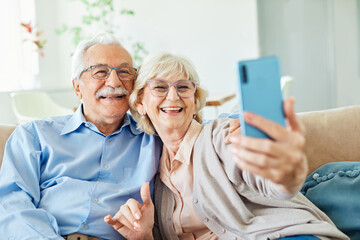 Wall Mural - senior woman man couple elderly love elderly selfie camera mobile phone smartphone photo picture por