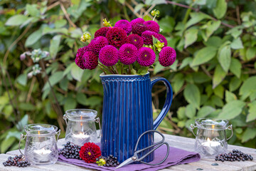 Wall Mural - Garten-Arrangement mit Blumenstrauß mit lila Pompon-Dahlien und Windlichtern