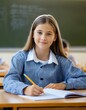 © Stefan - Lächelnde Schülerin, die während des Unterrichts einen Test in der Klasse schreibt.