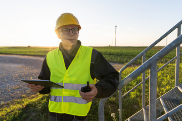 Aufkleber - Engineer with digital tablet controls wind turbines