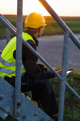 Aufkleber - Engineer with digital tablet controls wind turbines