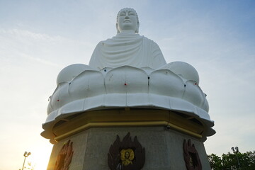 Wall Mural - White Buddha at Chùa Long Sơn or Long Son Temple in Nha Trang, Vietnam - ベトナム ニャチャン ロンソン寺 白い大仏