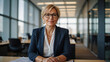 © Wabisabi - Donna di 50 anni che lavora come consulente finanziario in un ufficio moderno