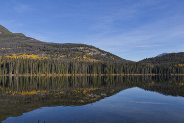 Wall Mural - A Sunny Autumn Morning at Pyramid Lake in Jasper