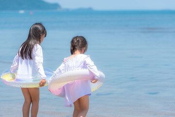 Poster - 夏休みに海で海水浴をして遊ぶ女の子