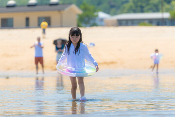 Poster - 夏休みに海で海水浴をして遊ぶ女の子