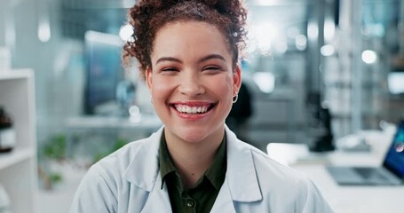 Aufkleber - Face, woman and chemical engineer in laboratory as technician, student or scientist in medical research. Female person, portrait and smile for pathology, investigation and data capturing on computer