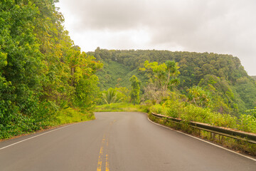 Hawaii: The Aloha State
Experience the breathtaking beauty and vibrant culture of Hawaii, from its stunning beaches and lush landscapes to its rich traditions and welcoming spirit.