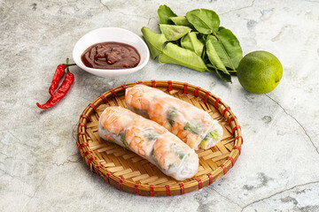 Wall Mural - Vietnamese spring roll with prawn