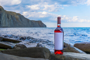 Canvas Print - Bottle of wine by the sea