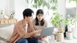 © mapo - 不動産サイトや旅行サイトを見るカップル