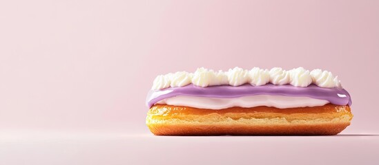 Leinwandbilder - French purple and white fresh eclair backdrop with copy space